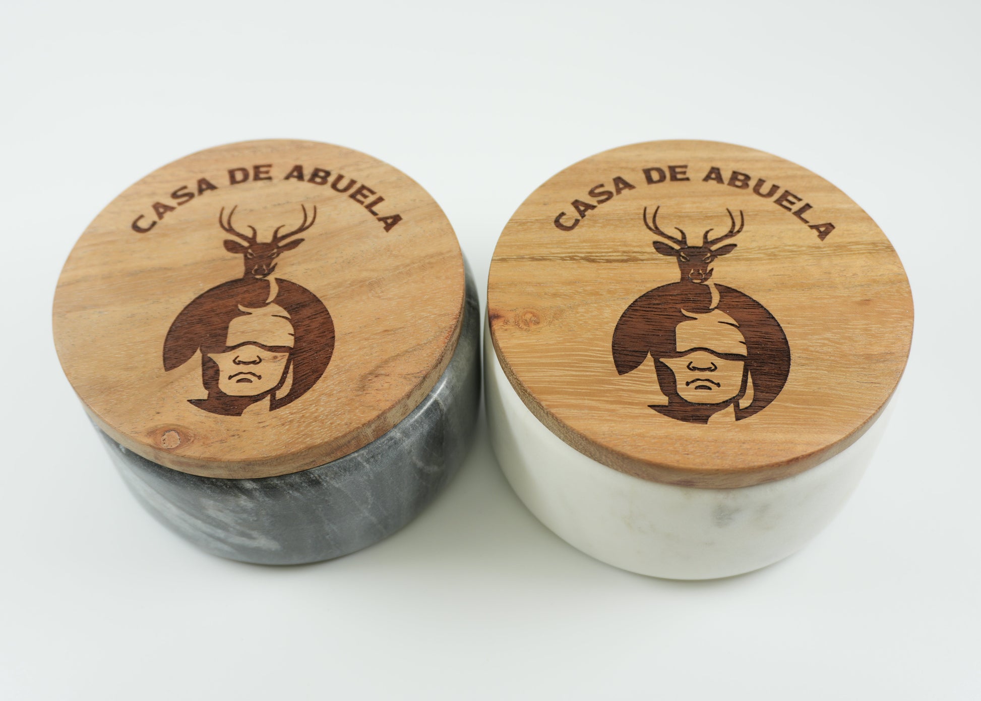 Black and white marble seasoning cellars with engraved acacia wood lids by Casa de Abuela